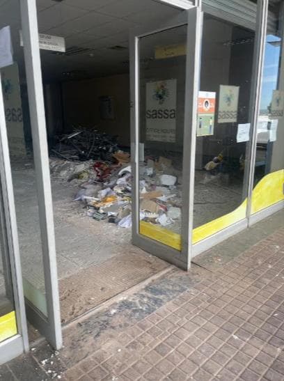 Luxurious salon interior showcasing modern design and comfortable seating.